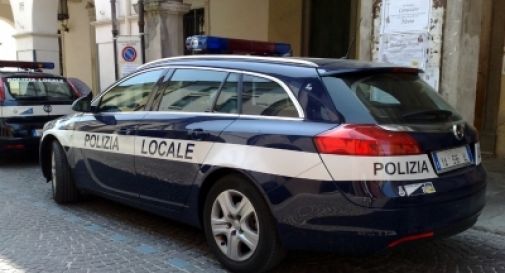 Neopatentato finisce contro due auto in sosta