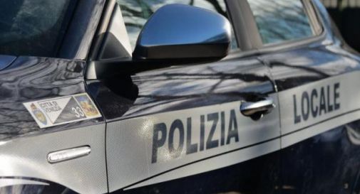 Rimprovera una donna che getta rifiuti in strada, sfregiato ambulante 