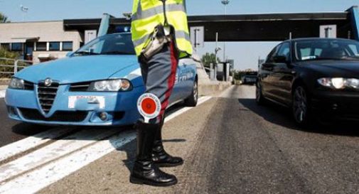 Senza patente sfreccia contromano davanti ai poliziotti