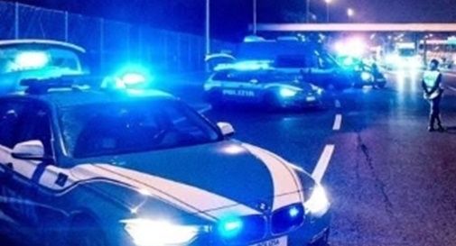 Minaccia gli agenti con un’ascia, poliziotto lo ferma con un colpo alla gamba