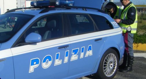 Auto pirata e il furgone finisce nel fosso