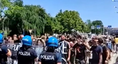 Manifestano lungo il Put a Treviso tra via Verdi e la stazione