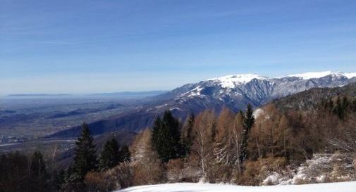 Revine, bloccata dalla neve l'auto di una coppia di escursionisti 