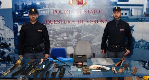 Con droga e armi in casa aggredisce gli agenti, arrestato 