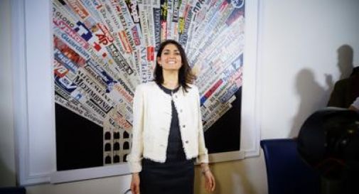 Roma, Raggi canta 'Destra-sinistra': ''Gaber aveva ragione''. E attacca i 'Rutelli boys'