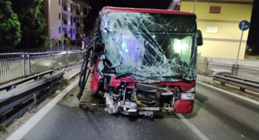 Perde il controllo del bus e si schianta contro le auto in sosta