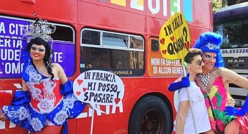 In migliaia sfilano al Roma Pride 