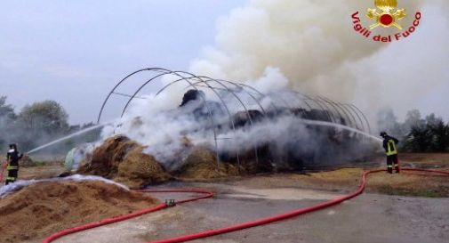 Fienile a fuoco a Maserada