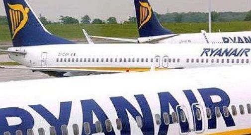 Genova, atterraggio d'emergenza per volo Ryanair: due passeggeri in ospedale