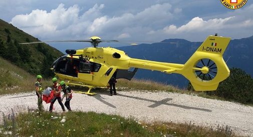 Cade con la mountainbike mentre scende dal Col Visentin, sopra Vittorio Veneto