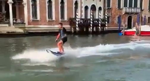 Venezia: sci d'acqua 'a motore' in Canal Grande, il video diventa virale 