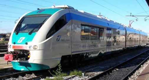 Tragico investimento sui binari: donna travolta da un treno perde la vita