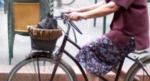 Donna in bici scippata: bottino da 2mila euro