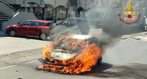 L'auto va a fuoco in pieno centro