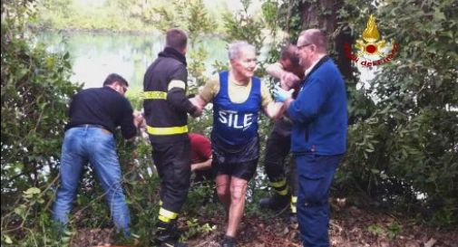 80enni in canoa si ribaltano nel Sile, recuperati dai pompieri