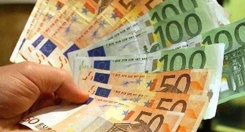 Lascia undicimila euro in auto: rubati