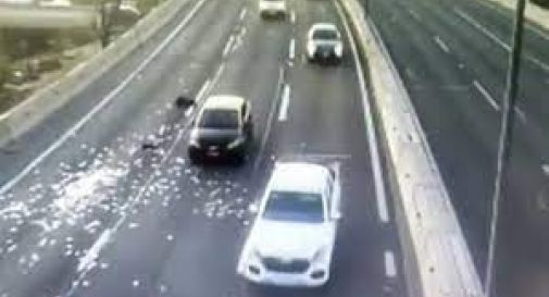 Pioggia di soldi dopo la rapina, autostrada bloccata