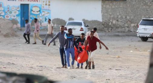 Attentato su spiaggia di Mogadiscio: almeno 32 morti