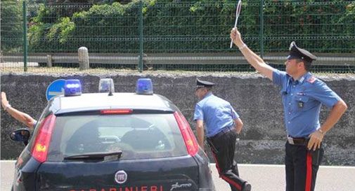 Sgomma davanti ai carabinieri e tenta di speronarli