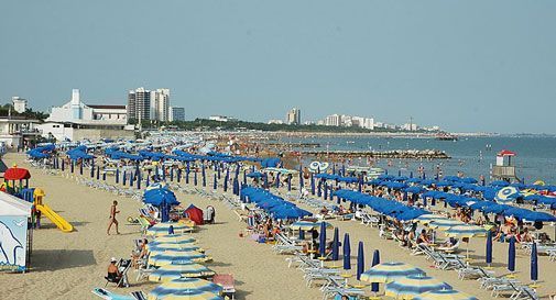 Fanno il bagno nudi: ripescati dai bagnini