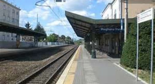 A causa della calca si ferisce scendendo dal treno