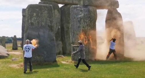 Stonehenge, blitz degli attivisti e vernice sulle pietre - Video