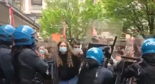 Protesta degli studenti durante la diretta di Zaia. Intervento della polizia in assetto antisommossa