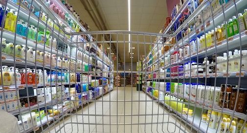 Ruba 700 euro di prodotti di profumeria al supermercato di Resana: denunciata 20enne 