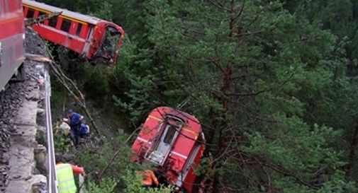 Svizzera, frana travolge treno diretto a St. Moritz.