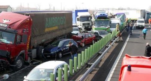 Maxi-tamponamento tra tre pullman sull'A4: coinvolte 120 persone. Coda di 10 km