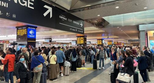 Treni bloccati a Roma Termini, la rabbia dei viaggiatori fra attesa e rimborsi