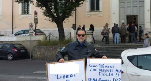 Padre si incatena davanti Tribunale Tivoli: 