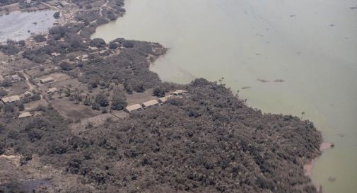 Tonga, dopo lo tsunami nuota 27 ore per salvarsi