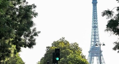 Parigi 2024, si arrampica sulla Torre Eiffel: monumento evacuato