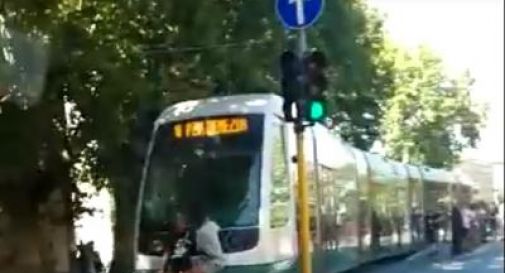 Roma, viaggiano sul paraurti del tram: il video su Facebook