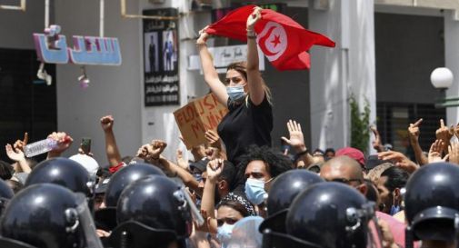 Tunisia, presidente Saied sospende parlamento e licenzia premier