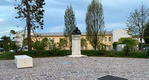 La piazzetta e la statua di Riccardo Selvatico riqualificate da Fondazione Roncade