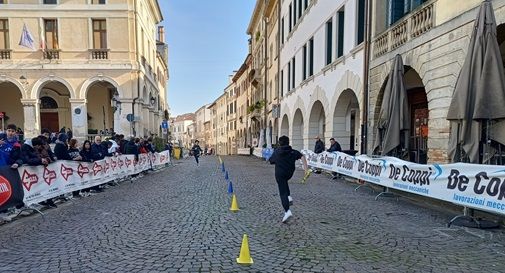 Conegliano, più di 1200 studenti a colorare Contrada Granda per La Ventuno del Cima