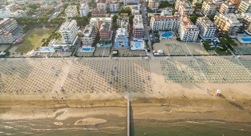 Girava in centro a Jesolo con in mano un coltello da cucina