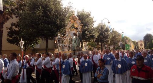 Bagno di folla per la processione della Madonna dei Miracoli