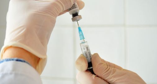 Infermiera fingeva di vaccinare i bimbi e gettava le fiale