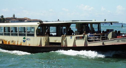 Passeggero cade in acqua dal vaporetto a Venezia, salvato 