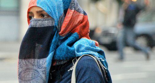 Non porta il velo, marito geloso l’aggredisce per strada 