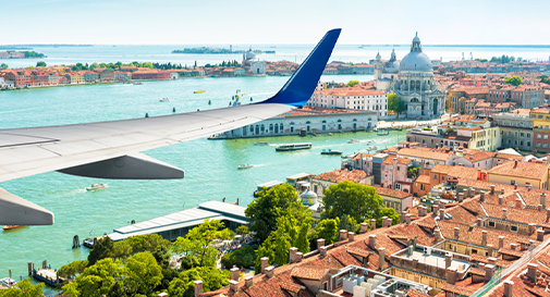 Costringono pilota aereo allo scalo a Venezia, respinti tre inglesi 