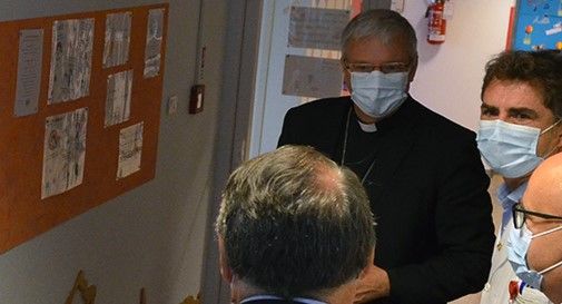 Il vescovo Tomasi in visita al Ca’ Foncello: “Ce la faremo se ci prenderemo cura gli uni degli altri”