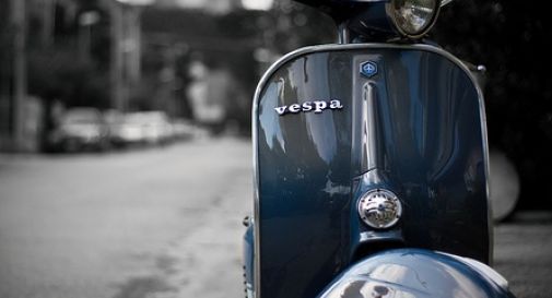 Gira in Vespa, ma senza alcun documento: stangato