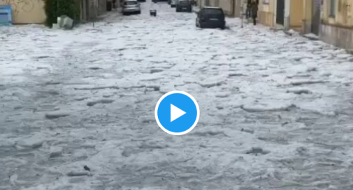 Grandinata record, la strada è un fiume di ghiaccio - Video