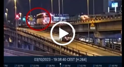 Incidente di Mestre, il momento in cui il bus precipita dal cavalcavia - Video