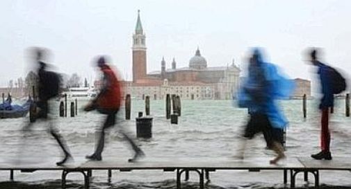 A Venezia acqua alta a 104 cm