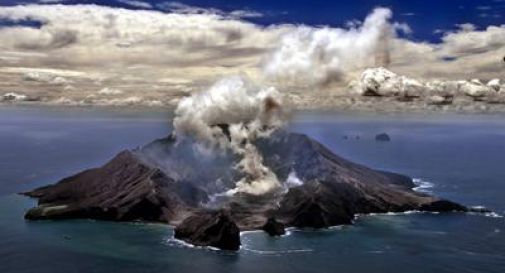 Erutta un vulcano: il bilancio è di 5 morti e una ventina di dispersi